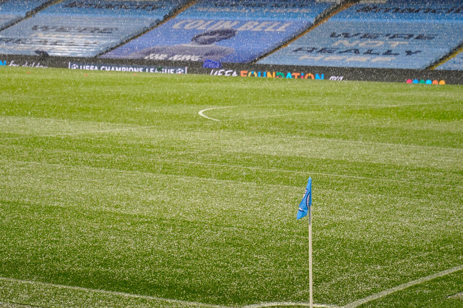 Durch das plötzliche Wetterspektakel mussten die Spielfeldlinien freigeräumt werden, bevor angepfiffen werden konnte.