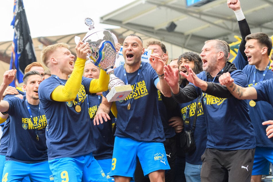 Die Hand am Pott: Stefan Maderer (28) hatte mit seinen Toren großen Anteil an der Regionalliga-Meisterschaft von Lok.