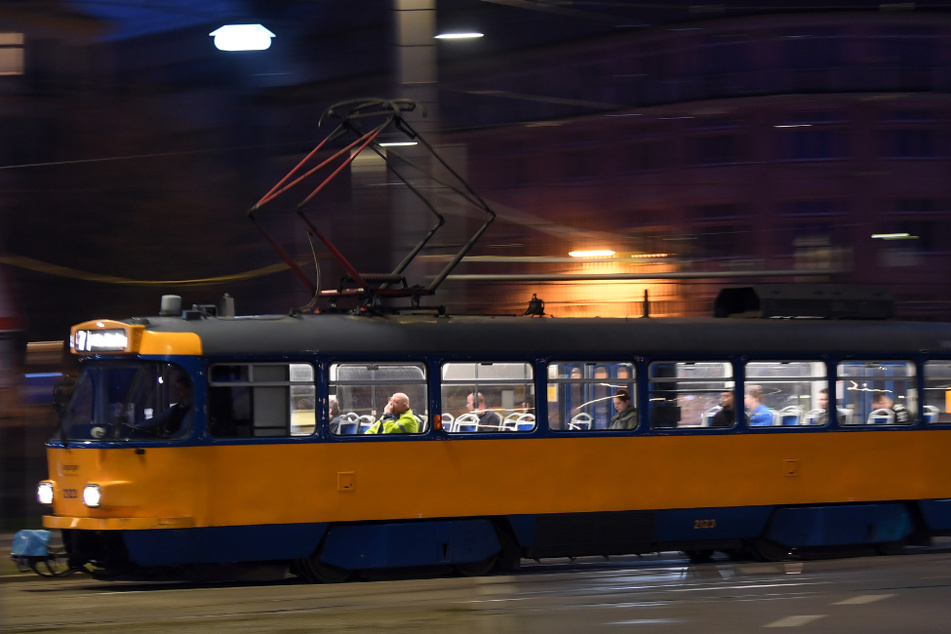 In Leipzig geriet eine Fußgängerin in der Nacht zu Samstag unter eine fahrende Straßenbahn. (Symbolbild)