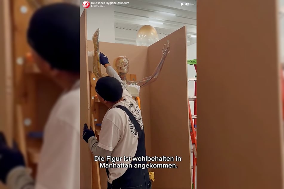 In Manhattan wird der Mann Schicht für Schicht vorsichtig aus seiner schützenden Verpackung befreit.