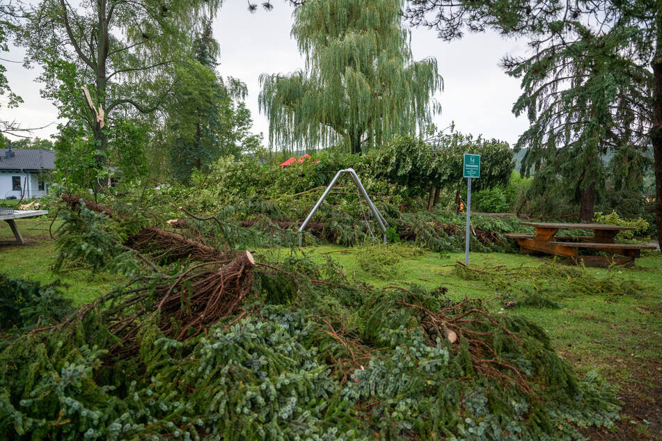 Auch ein Spielplatz wurde verwüstet.