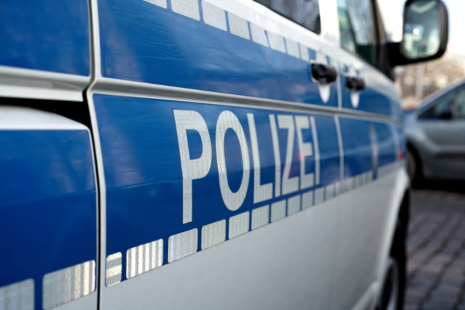 Ein 53-jähriger Deutscher wurde von der Polizei aufgegriffen, nachdem er mehrere Autos beschädigt hatte. (Symbolbild)