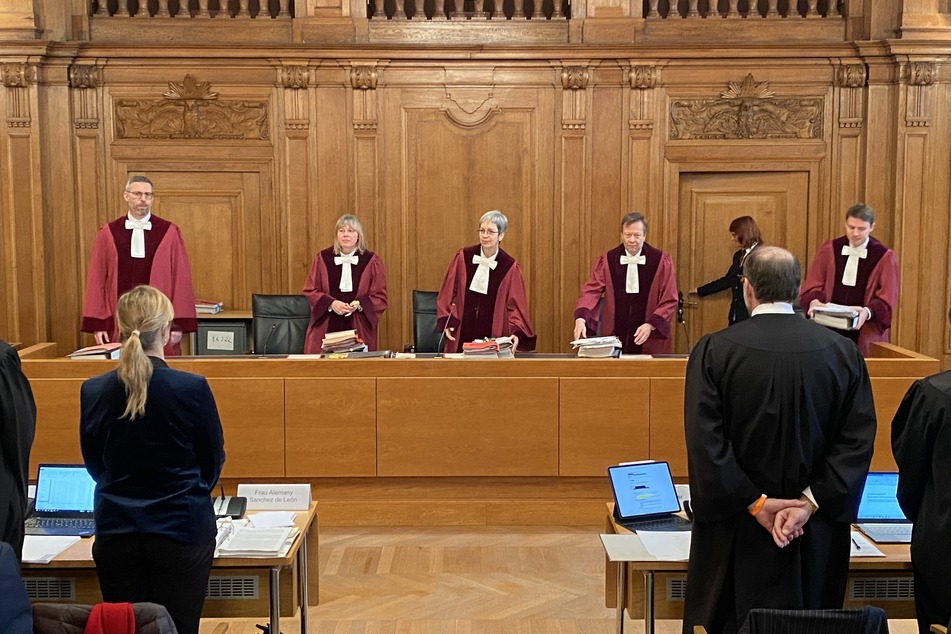 Die Verhandlung wurde am Mittwoch unter dem Vorsitz von Richterin Ulla Held-Daab (61, M.) begonnen.