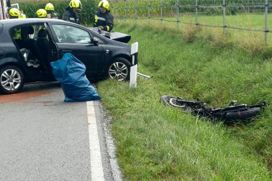 Das Motorrad wurde nach dem Zusammenstoß in den Straßengraben geschleudert.