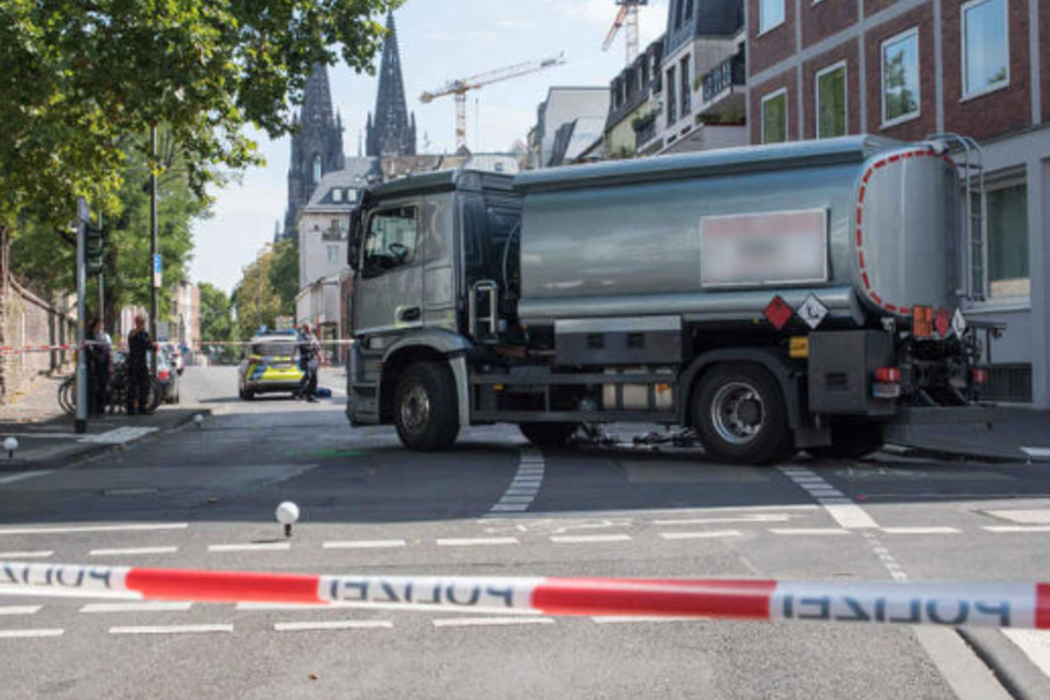Nach Heizlaster-Unfall in Kölner City: Zeugen gesucht, Frau schwer verletzt