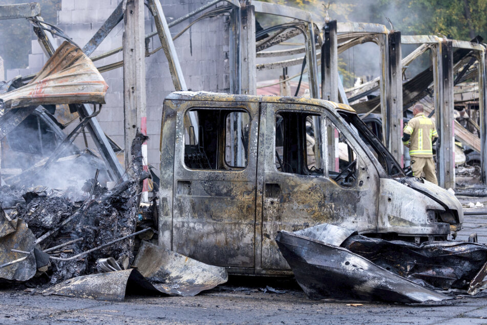 15 Fahrzeuge wurden bei dem Großbrand in Warin zerstört.