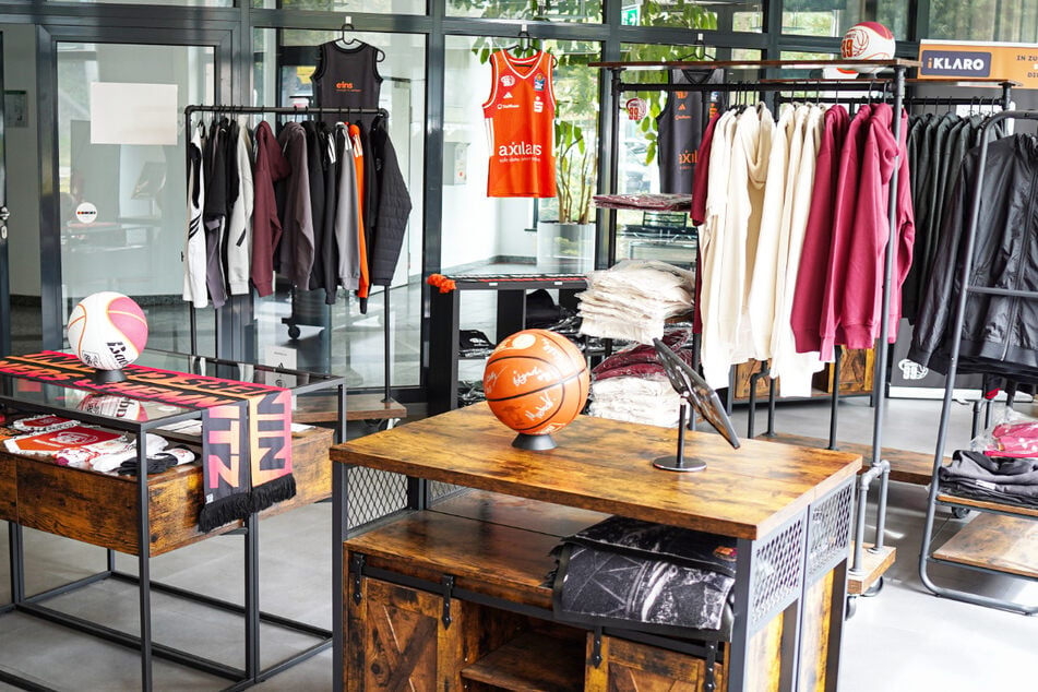 Die NINERS Chemnitz starten den Dauerkartenverkauf für die neue Saison und haben einen großen Sale im Fanshop laufen.