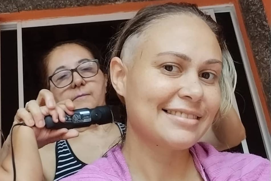 Krebskranke Frau lässt sich Haare abrasieren: Reaktion ihrer Mutter rührt zu Tränen