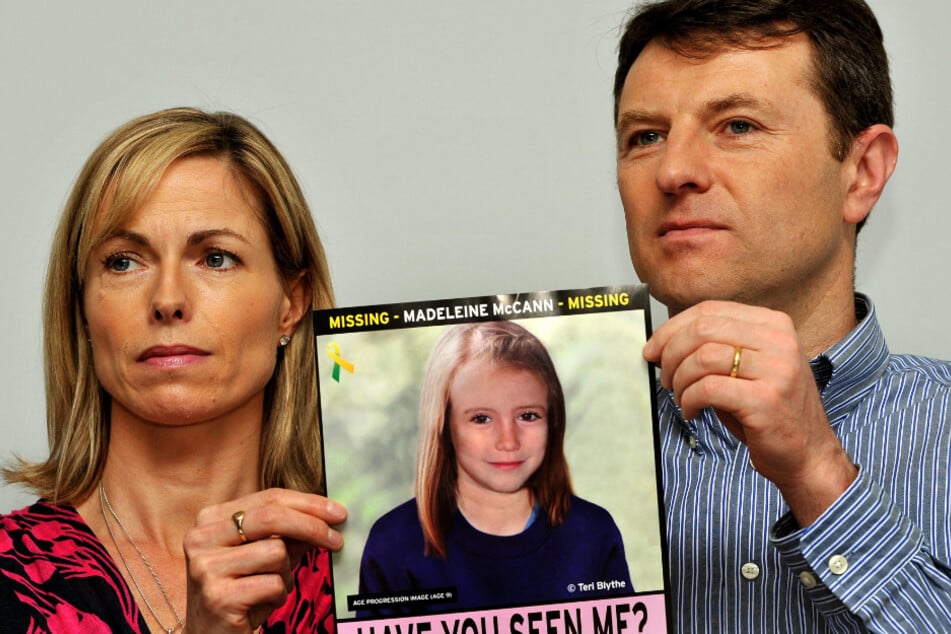 Kate und Gerry McCann, Eltern der vor 13 Jahren verschwundenen Madeleine "Maddie" McCann halten bei einem Such-Aufruf das Foto ihrer Tochter.