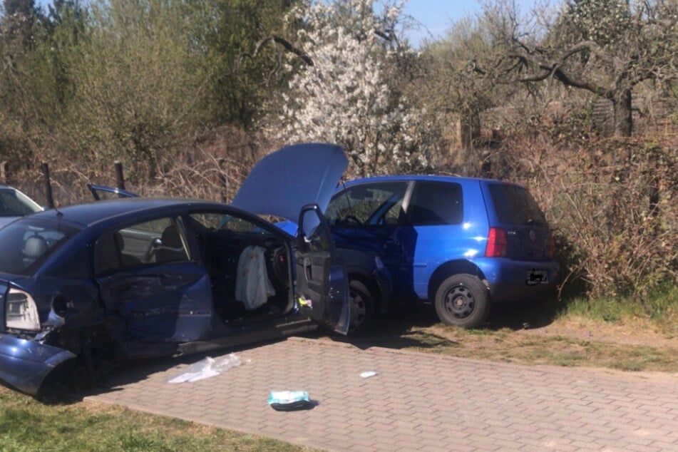 Nach dem Zusammenstoß schleuderte der Opel gegen einen parkenden VW Lupo.