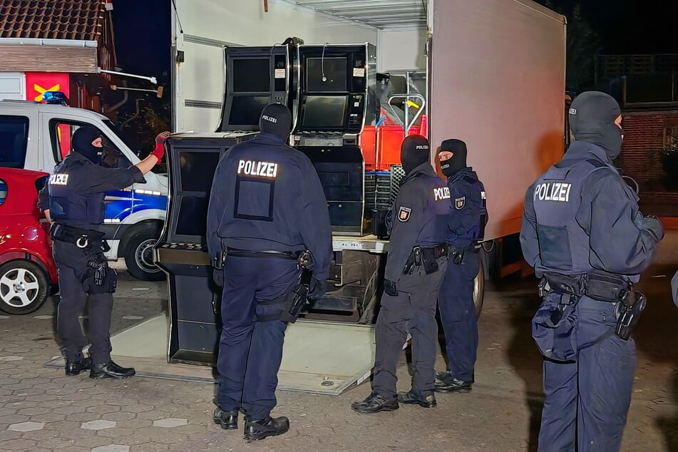 Großrazzia mit 400 Einsatzkräften! Mehr als 50 Spielautomaten beschlagnahmt