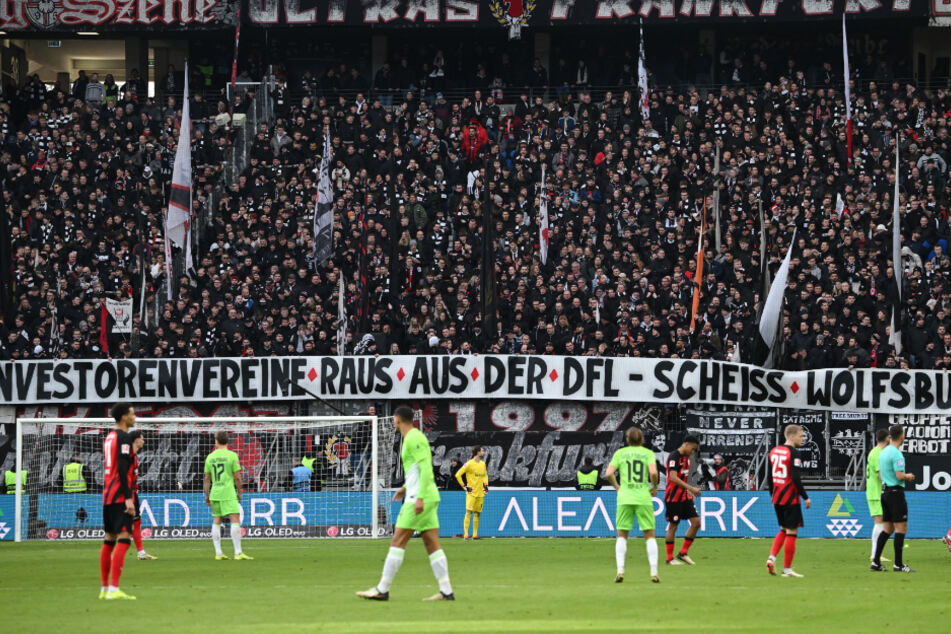 "Investorenvereine raus aus der DFL - Scheiss Wolfsburg" lautete die Botschaft, die die Eintracht-Fans zu Beginn der zweiten Halbzeit mittels eines Banners formulierten.
