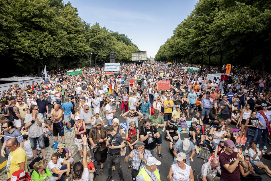Tausende bei einer Kundgebung am 1. August 2020 gegen die Corona-Beschränkungen auf der Straße des 17. Juni. Zu der Demonstration gegen Corona-Maßnahmen hatte die Initiative "Querdenken 711" aufgerufen.