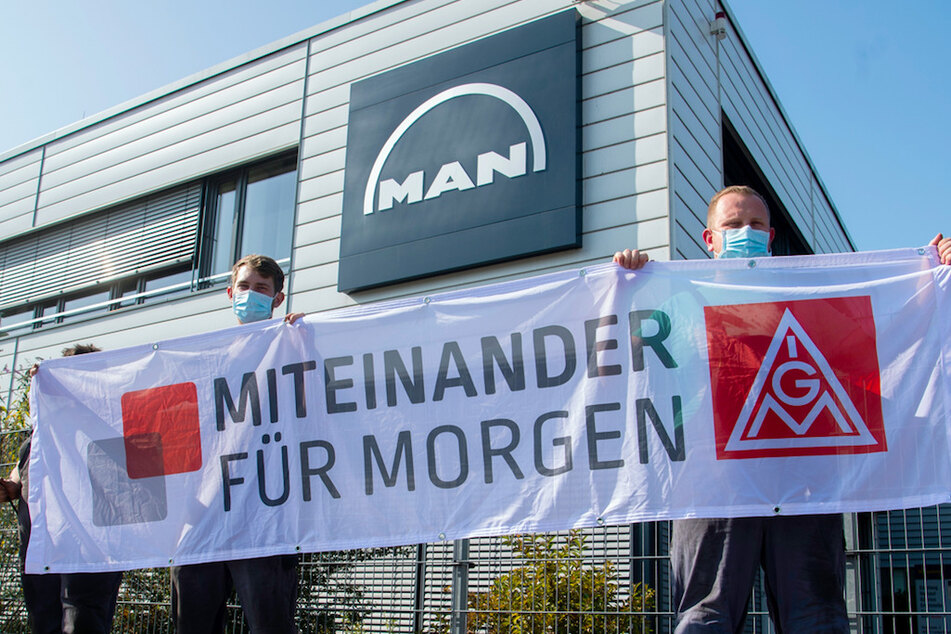 Mitarbeiter bei einer IG-Metall-Demo vor dem MAN-Standort in Langenhagen.