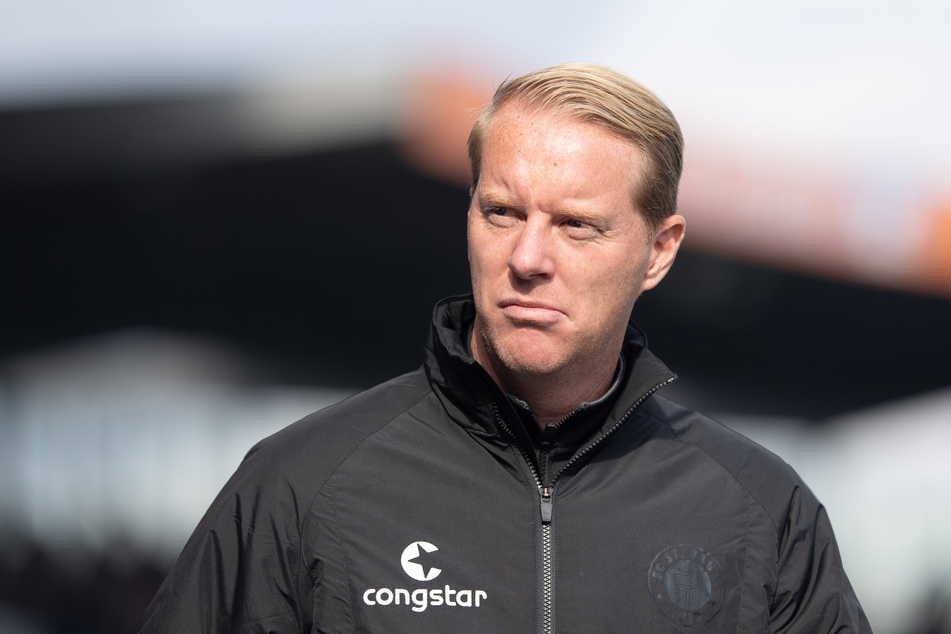 St.-Pauli-Coach Timo Schultz (45) empfängt mit seiner Mannschaft am Freitag den Hamburger SV zum Stadtderby. Die Kiezkicker stecken tief in der Krise.