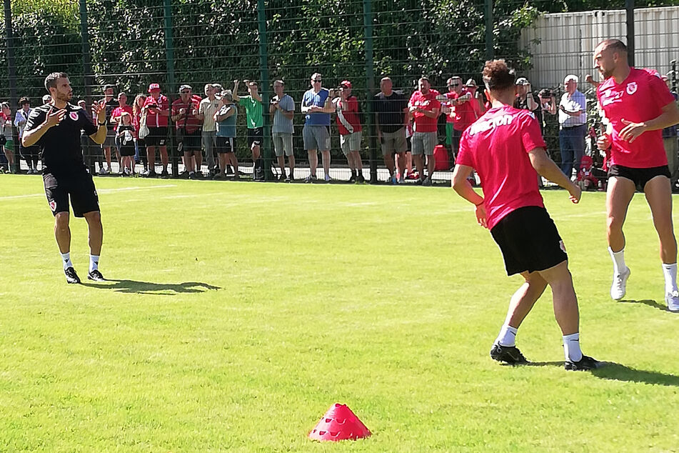 Romario Hajrulla (25, r.v.) und Dennis Slamar (29, r.h.) stießen etwas später zum Training dazu und wurden vom neuen Athletiktrainer Gianluca Fraternali (32, l.) angeleitet.