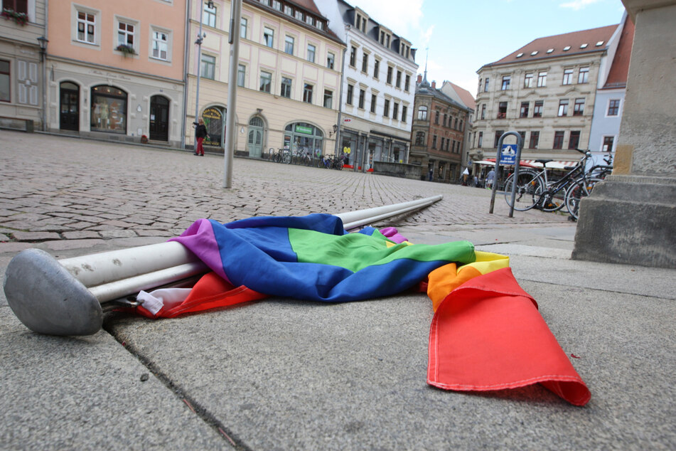 Vor dem Rathaus in Pirna wurden in der Nacht zum Freitag eine Transgenderfahne und eine Regenbogenfahne (Foto) abgerissen.