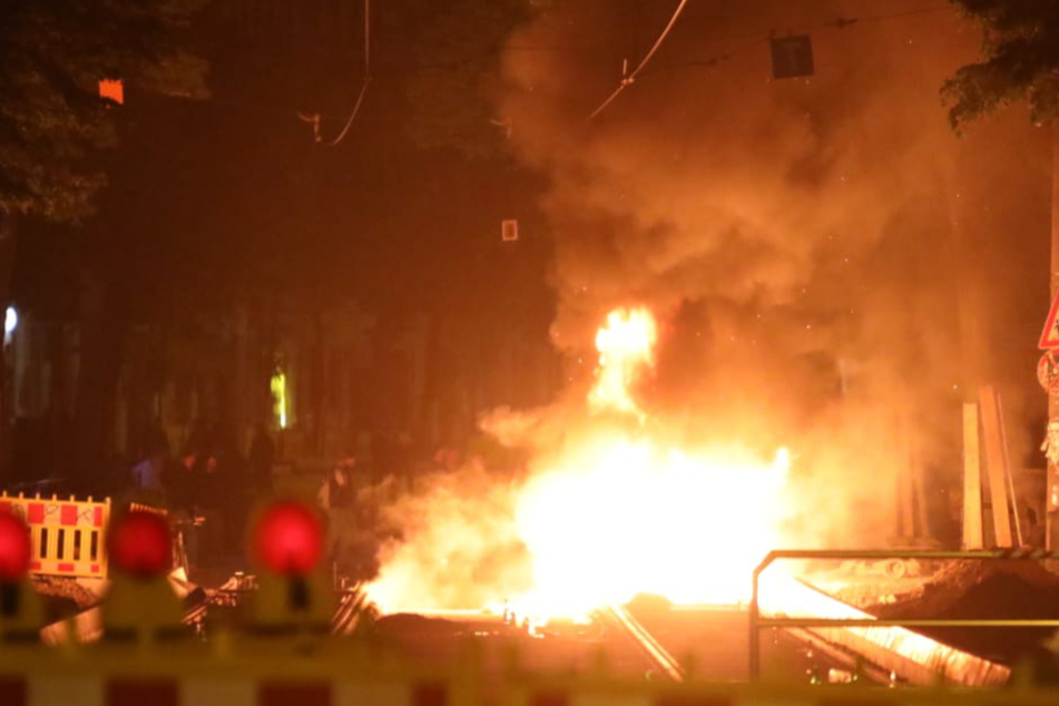 Connewitz: Feuerwehr löscht unter massivem Polizeischutz, Baukran bestiegen