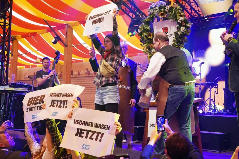 Aktivisten von Peta haben das Stuttgarter Frühlingsfest gestört.