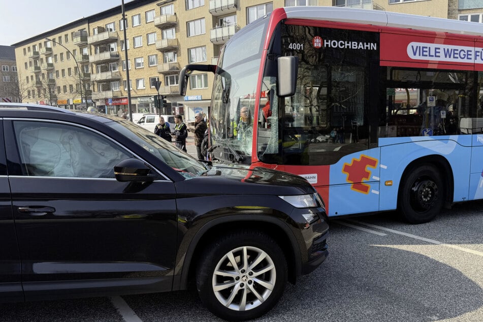 Bei einem Unfall in Hamburg zwischen einem Linienbus und einem SUV sind mehr als zehn Personen verletzt worden.
