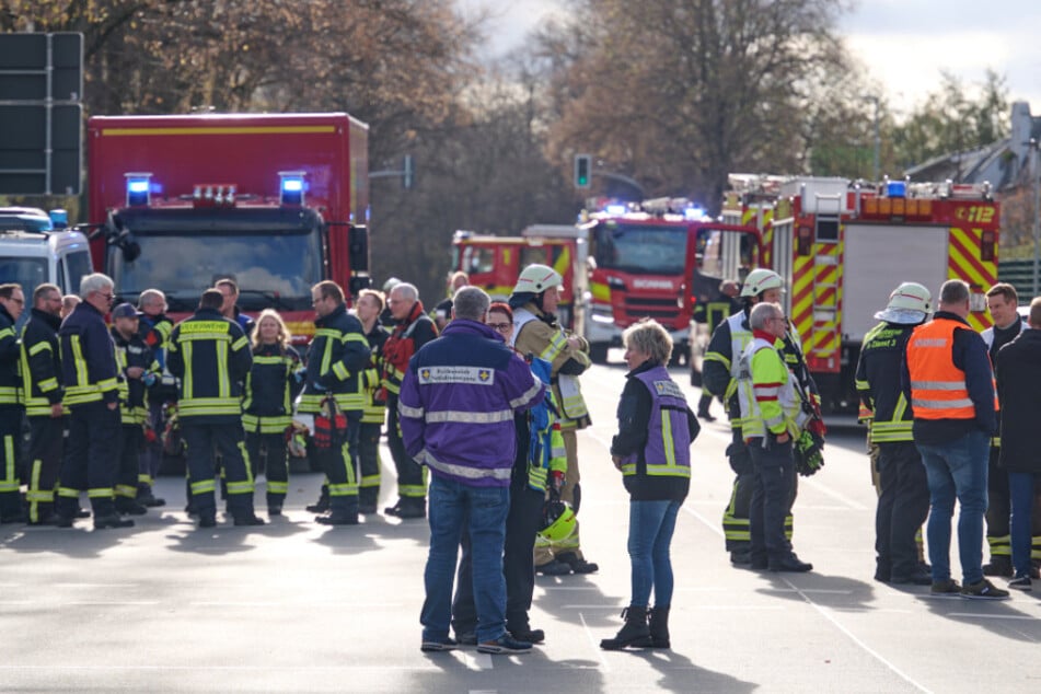 Am Dienstagmorgen versammelten sich zahlreiche Einsatzkräfte der Feuerwehr vor dem Berufsbildungswerk in Soest.