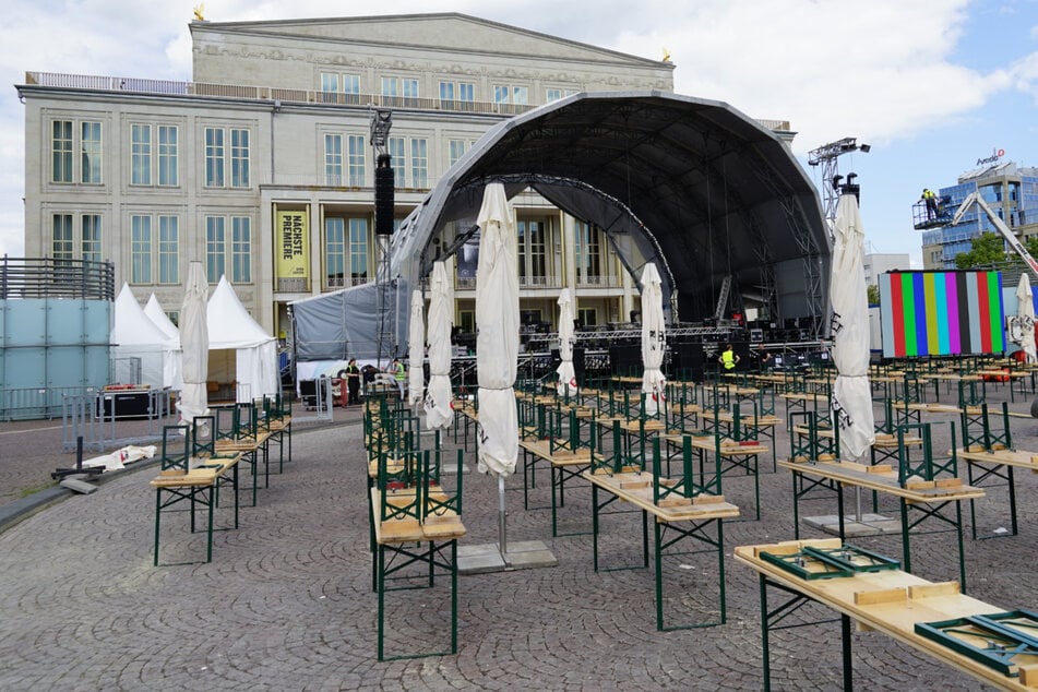 Auf dem Augustusplatz laufen die Vorbereitungen am Montag auf Hochtouren.