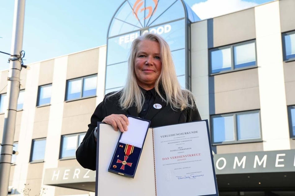 Zurück in Chemnitz mit Orden und Urkunde: Daniela Lieberwirth (50) ist jetzt Trägerin des Bundesverdienstkreuzes am Bande.