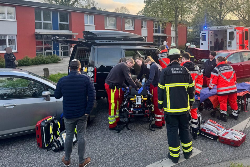 Drei Autos kollidieren an Kreuzung: Vier Personen verletzt, darunter ein 12-jähriges Kind