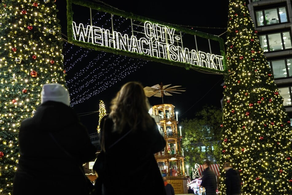 Da werden Erinnerungen wach: Den Weihnachtsmarkt auf dem Breitscheidplatz in Berlin soll am kommenden Dienstag ein Vierzigtonner ansteuern.