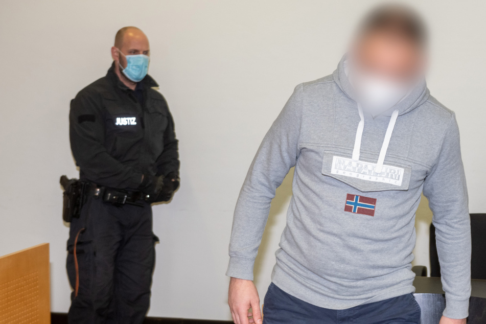 Der mittlerweile verurteilte 34-Jährige geht im Strafjustizzentrum zur Anklagebank.
