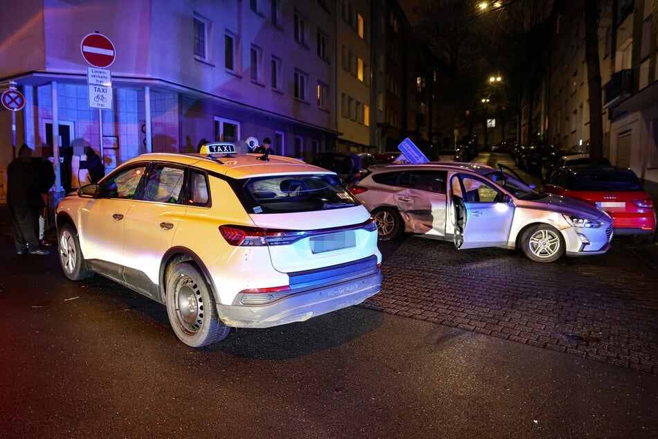 An dieser Kreuzung in der Wuppertaler Südstadt waren die Fahrer des Ford Kombis und eines Audi-Taxis zusammengestoßen.