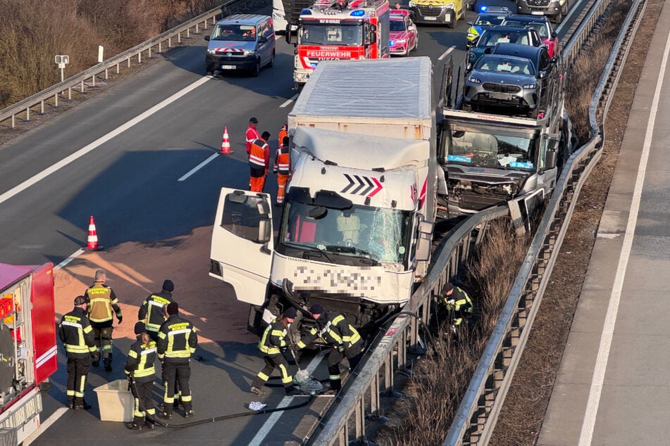 Unfall A9: Lkw platzt Reifen auf A9 und drückt Autotransporter in Leitplanke