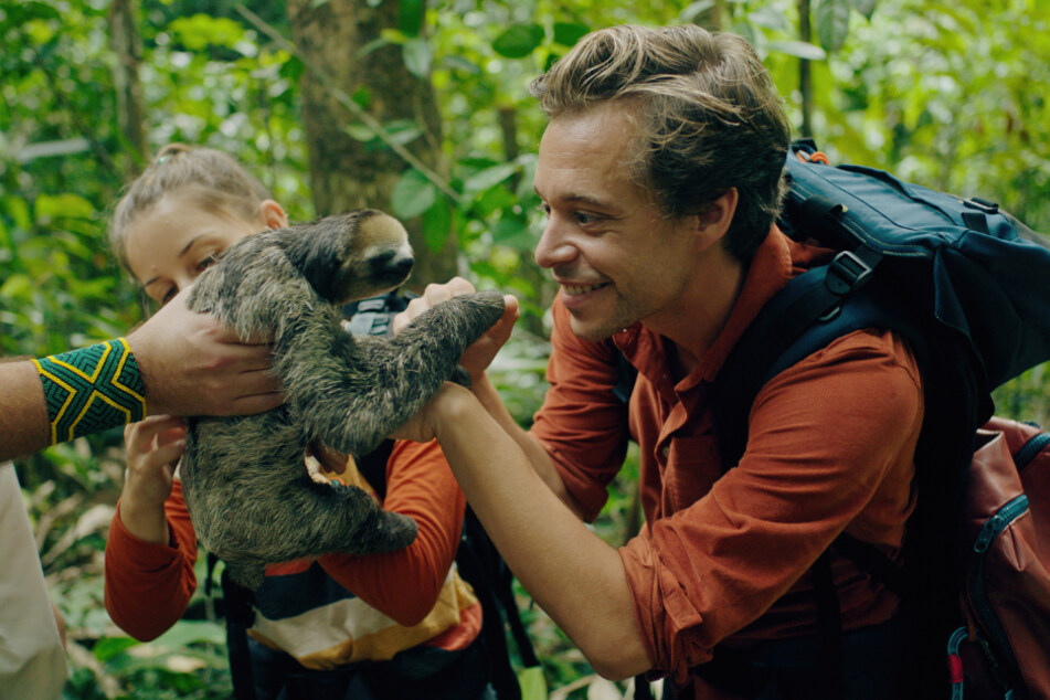 Sein neues Abenteuer führt den 37-Jährigen unter anderem in den Amazonas-Regenwald in Brasilien, wo er Bekanntschaft mit einem Faultier macht.