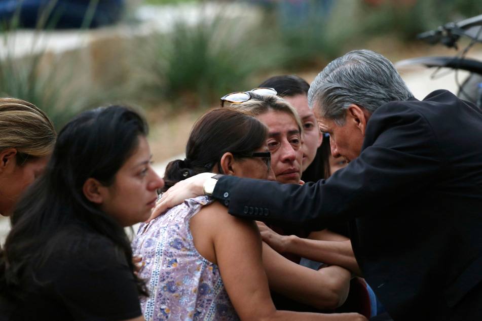 Gustavo Garcia Seller (r.), Erzbischof von San Antonio, tröstet Familien vor dem Civic Center.