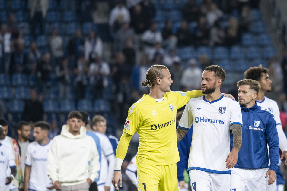 Dominik Reimann (26, M.) nimmt Luc Castaignos (30, 3.v.r.) in den Arm. Nach dem Spiel wusste der Torwart genau, bei wem er sich für den Punktgewinn bedanken musste.