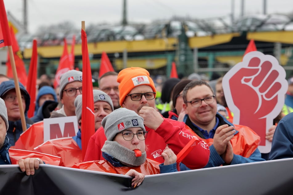 In der VW-Krise streiken die Beschäftigten für die Erhaltung ihrer Jobs.