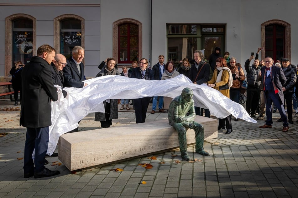 OB Sven Schulze (53, SPD) weihte zusammen mit Ministerpräsident Michael Kretschmer (49, CDU), Bundespräsident a.D. Christian Wulff (65, CDU), Künstlerin Julia Kausch (38) und Christoph Heubner vom internationalen Auschwitz Komitee Justin Sonders (†95) Denkmal ein.