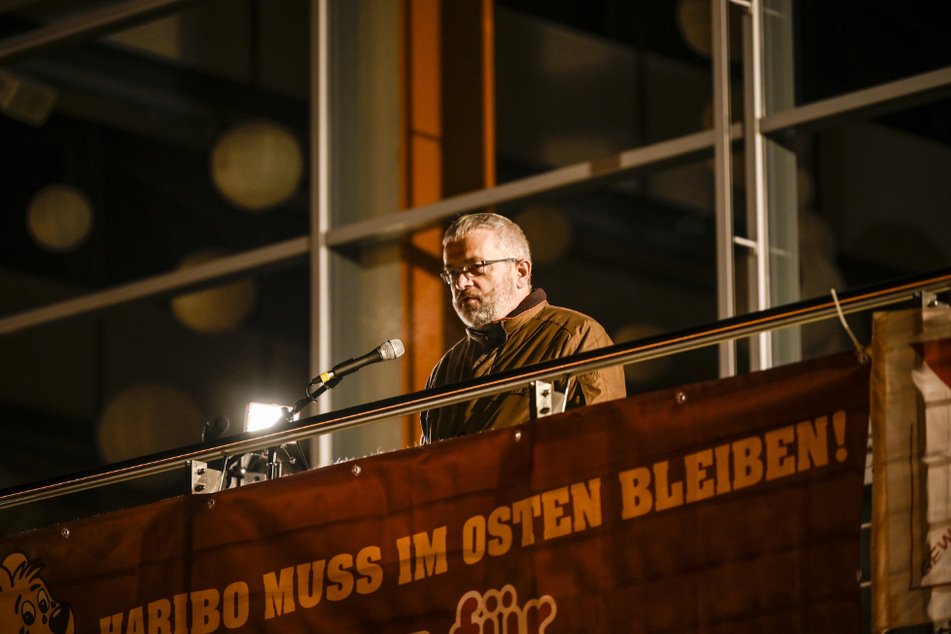 Wilkau-Haßlaus Bürgermeister Stefan Feustel (56, CDU) hält im Stadtzentrum eine Brandrede zum Erhalt des Haribo-Werks.