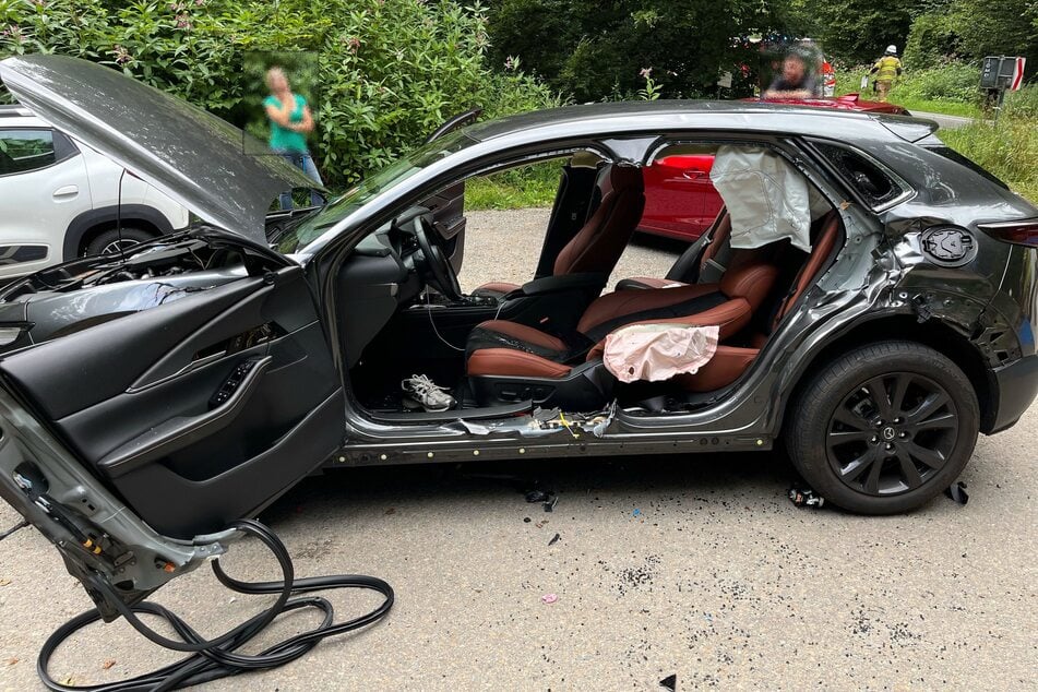 Der Mazda wurde bei dem Unfall so sehr beschädigt, dass er als Totalschaden abgeschleppt werden musste.