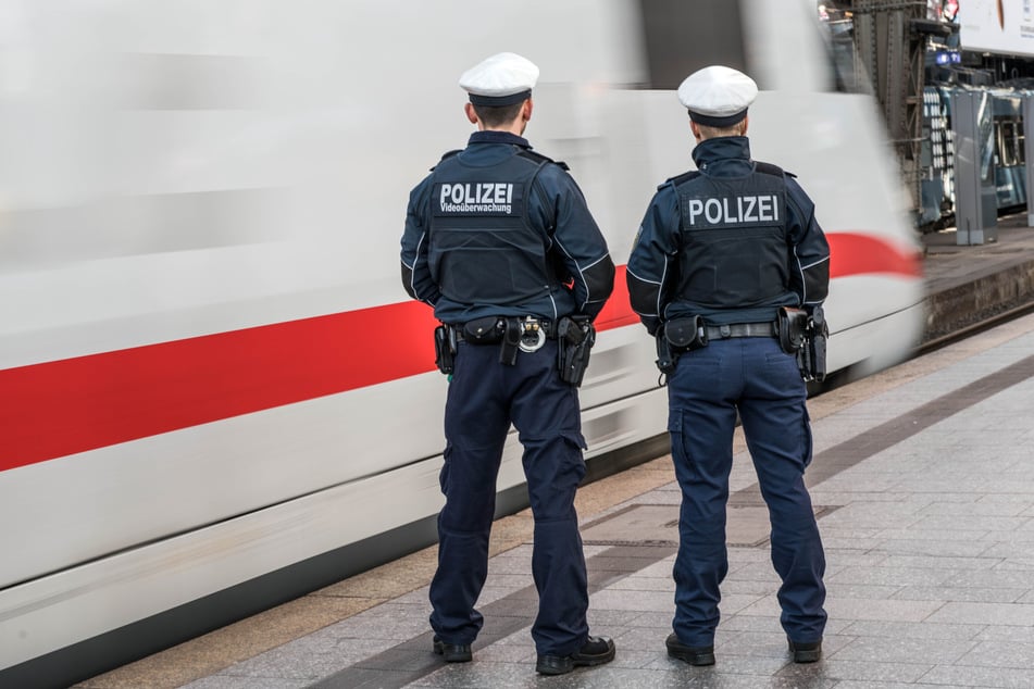 Am Dienstag nahm die Bundespolizei einen per Haftbefehl gesuchten Mann im ICE fest. (Symbolbild)