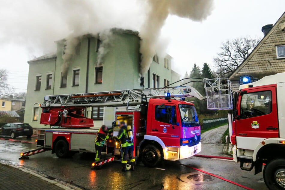 Dichter Rauch dringt aus einer Wohnung: Feuerwehreinsatz in Lauter-Bernsbach am Montagmorgen.