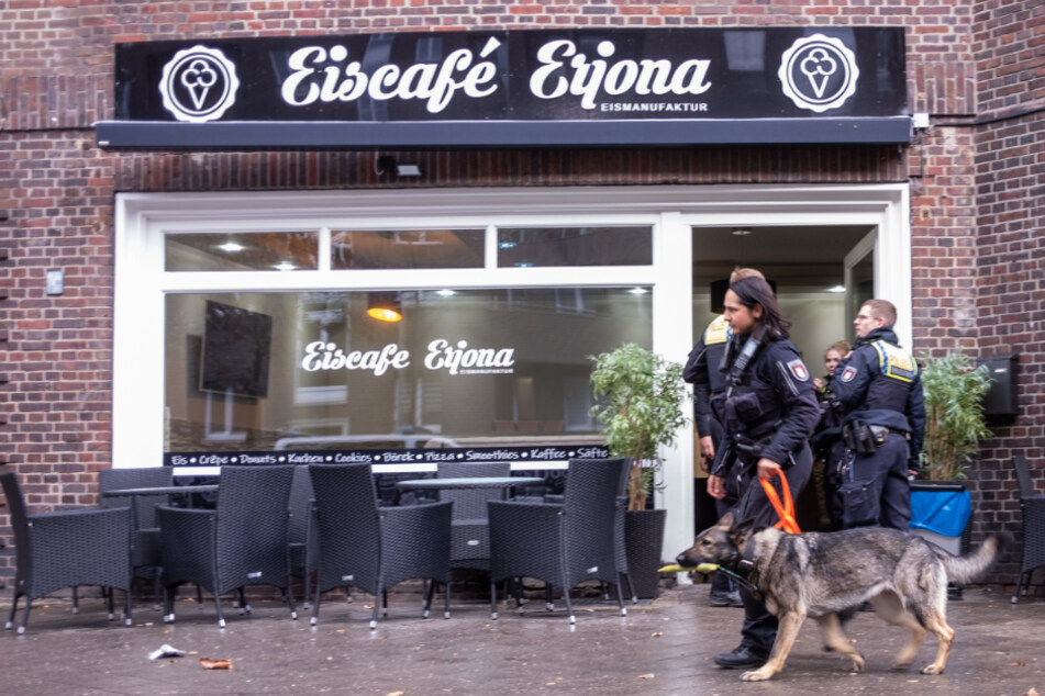Die Polizei durchsuchte am Montagmittag ein Eiscafé in Hamburg-Veddel. Zuvor war ein Mann mit einer Schussverletzung in einer Klinik aufgetaucht.