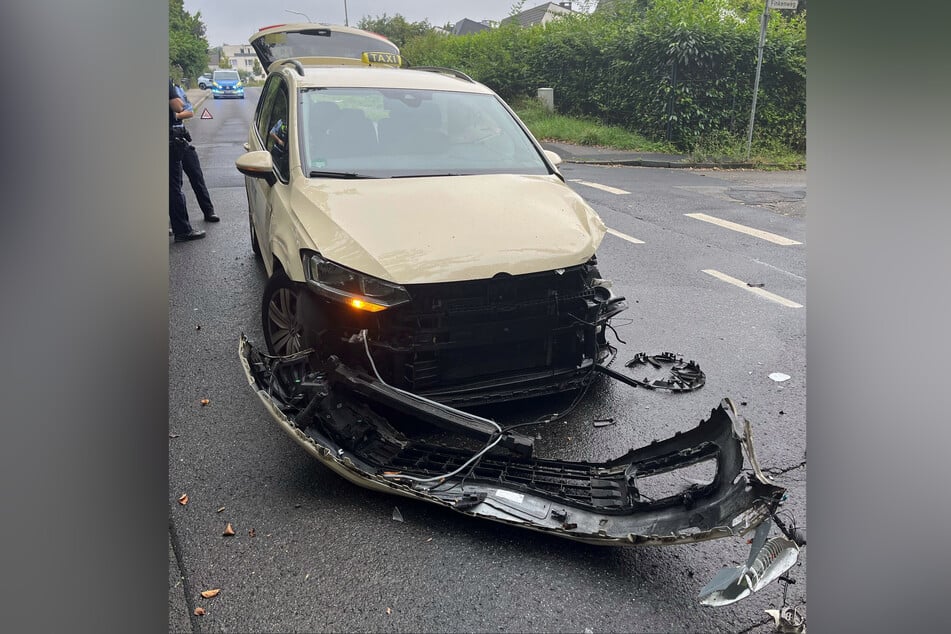 Beide Fahrzeuge wurden bei dem Unfall so stark in Mitleidenschaft gezogen, dass sie abgeschleppt werden mussten.