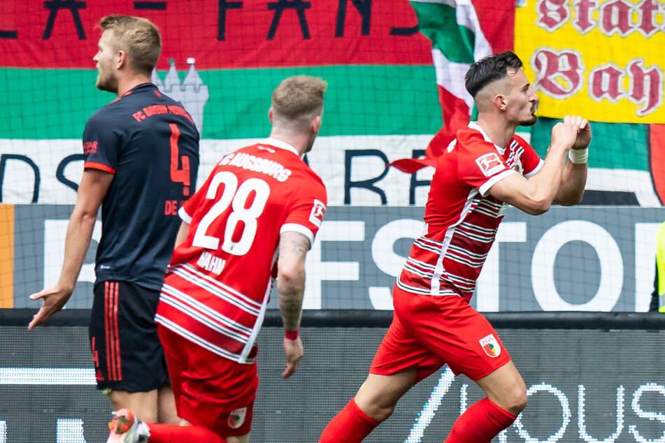 Mergim Berisha (r.) schoss den FC Augsburg am 7. Spieltag der Bundesliga gegen den FC Bayern München in der WWK-Arena zum 1:0-Heimsieg.