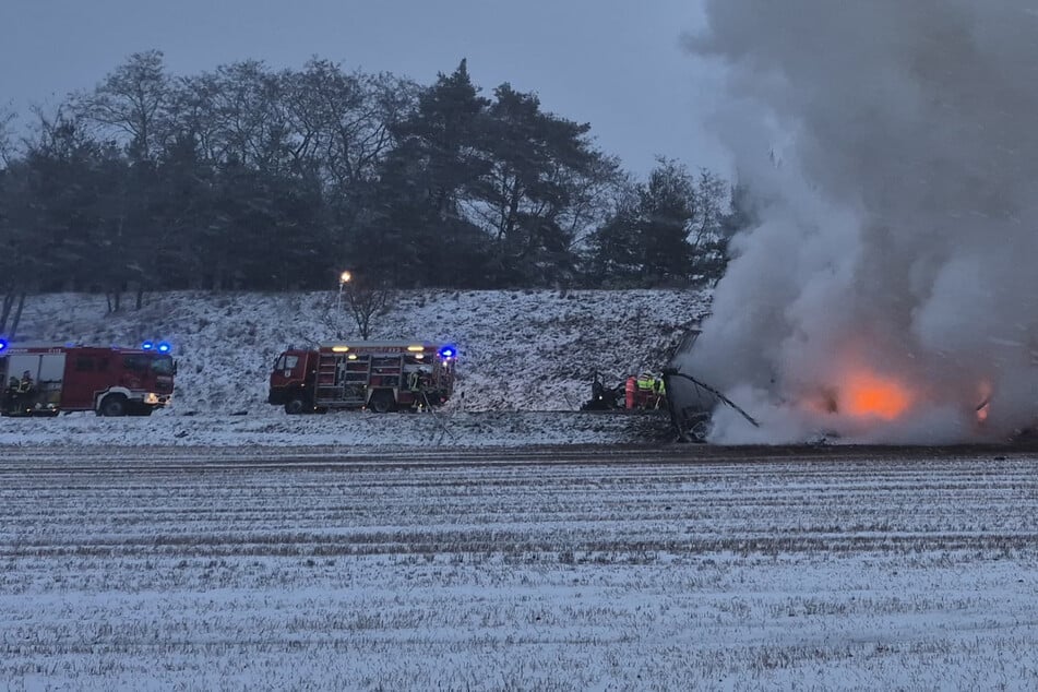 Transporter geht nach Crash in Flammen auf – Autofahrer stirbt