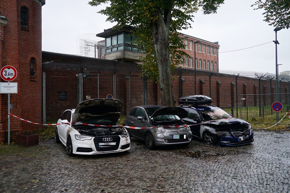 Drei Autos wurden vor der JVA in Ohlsdorf angezündet.