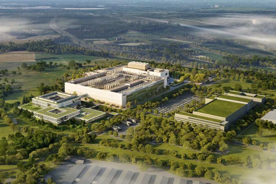 So soll die ESMC-Fabrik 2027 aussehen. Vom Bürokomplex (links vorne) führt eine Brücke zur Fabrik (weiße Halle). Rechts die bestehende Bosch-Chipfabrik (begrüntes Dach).