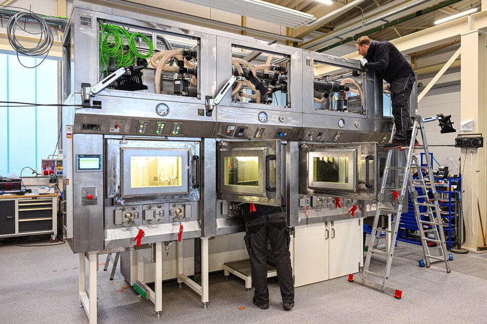 Monteure bei "Eckert &amp; Ziegler" beim Aufbau einer pharmazeutischen Produktionsanlage für Lithium 177.