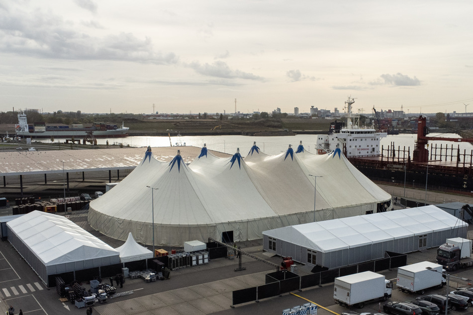 Das Acht-Mast-Zelt der Zeltphilharmonie steht auf dem Gelände des Cruise Center Steinwerder.