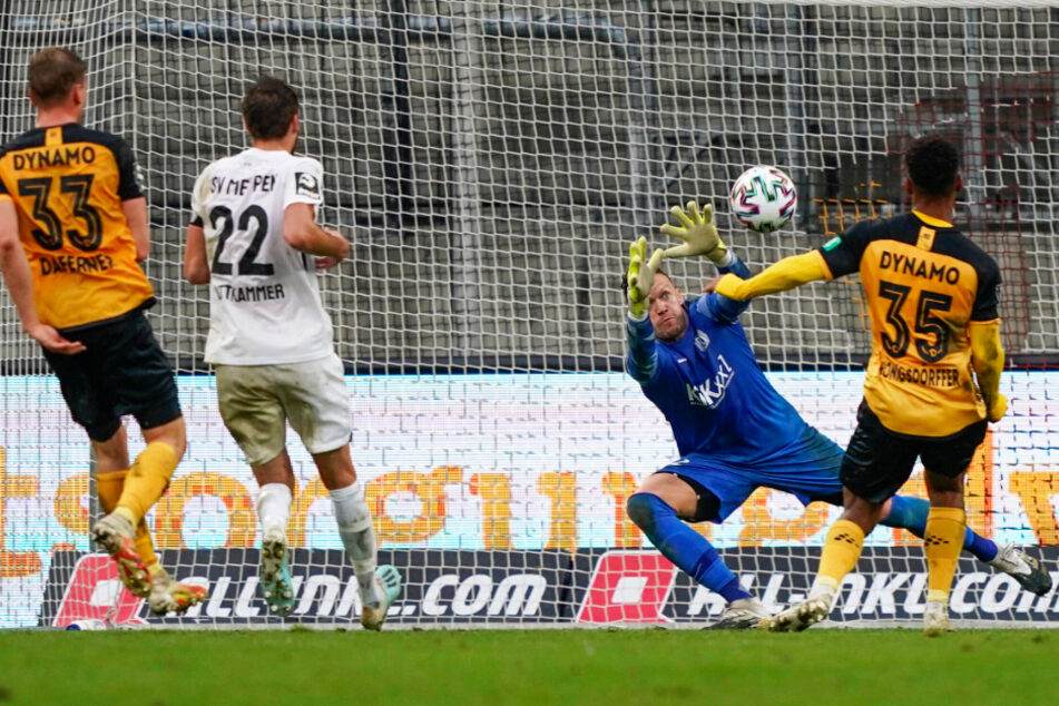 Bei diesem Versuch scheiterte Ransford Königsdörffer noch an SVM-Keeper Erik Domaschke.